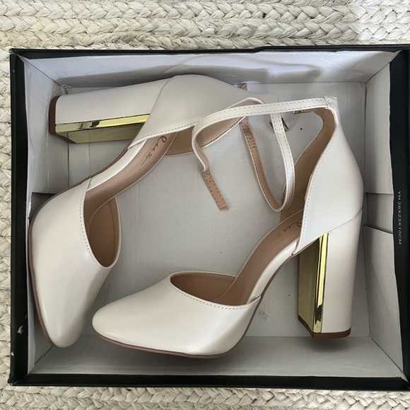 LULUS. Ivory & gold heels - Picture 1 of 4